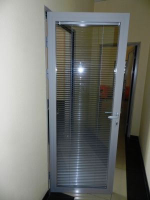 Дверь из интерьерного алюминиевого профиля со встроенными жалюзи 3                                                         